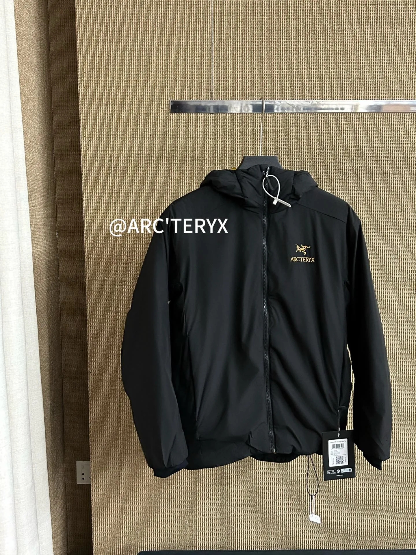 【Arcteryx Atom Hoody 】 : Arcteryx， ， ， 。 ， ， 。 ，Arcteryx ， 。Quality、 ， 。 ， + : ✅ 100% ，Tyono 30 ， ， ✅ ， Wear-Resistant Breathable ✅ ， ， ✅ ， ， ， ✅ 、 ， ， ✅ logo ， ✅ YKK， ✅ ：Coreloft TM Continuous 65 ， ✅（65g/m 2) : ，Breathable ，ATOM Coreloft TM Continuous ， ， ， ， Wear-Resistant ， ， ， 。